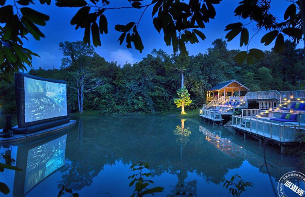 泰國庫德島「Soneva Kiri」在熱帶叢林的潟湖中架起了觀眾席，讓旅人於夜間欣賞經典電影。（圖／Booking.com提供）
