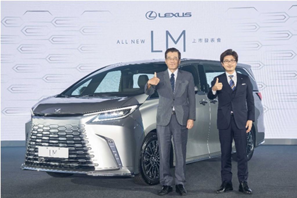 和泰汽車黃南光董事長(左)及日本豐田汽車橫尾貴己總工程師(右)與全新大改款LM合影 (和泰汽車提供)