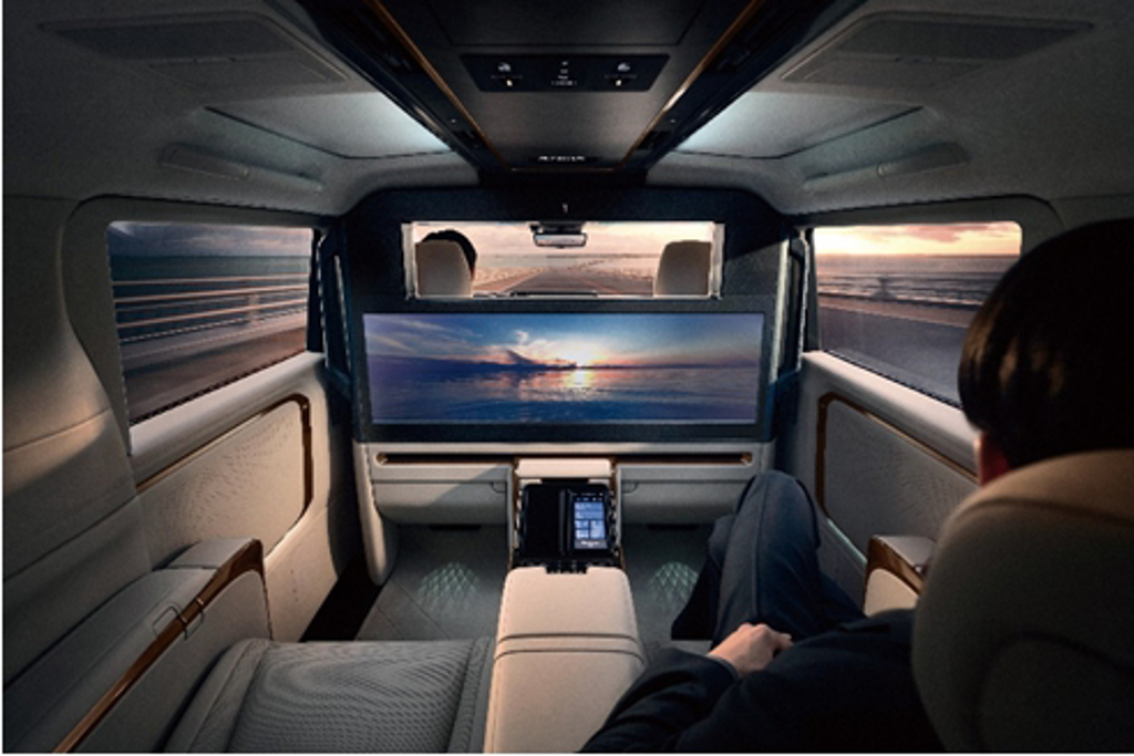 四人座車型以尊榮私密隔屏區隔前後車艙，且全新48吋寬螢幕，更提供乘客舒適寬敞的個人空間及視覺饗宴。(和泰汽車提供)