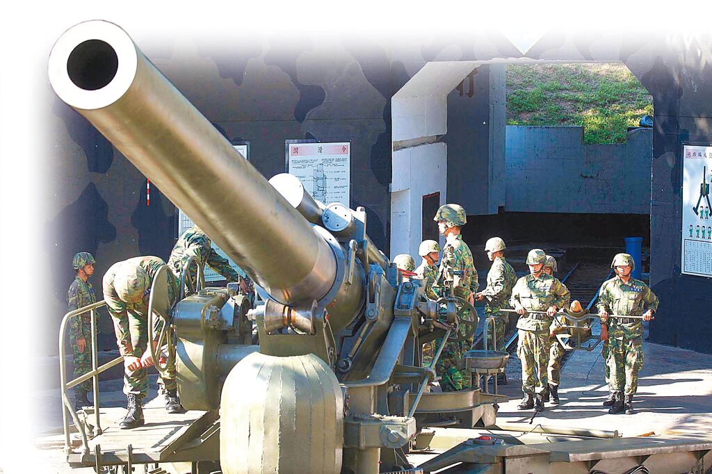 823砲戰65年了，金門仍有濃濃的軍事陣地味道。圖為我雷霆陣地「美造M1式240榴砲」炮操演練。（本報資料照片）