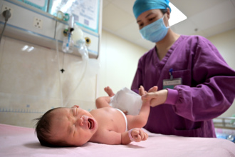 最新數據顯示中國生育率大幅降至1.09 僅高於韓國香港