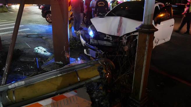 宜兰警分局员警昨执行巡逻勤务时，盘查酒驾的林姓男子，林男拒检自撞电线杆。（警方提供／李忠一宜兰传真）