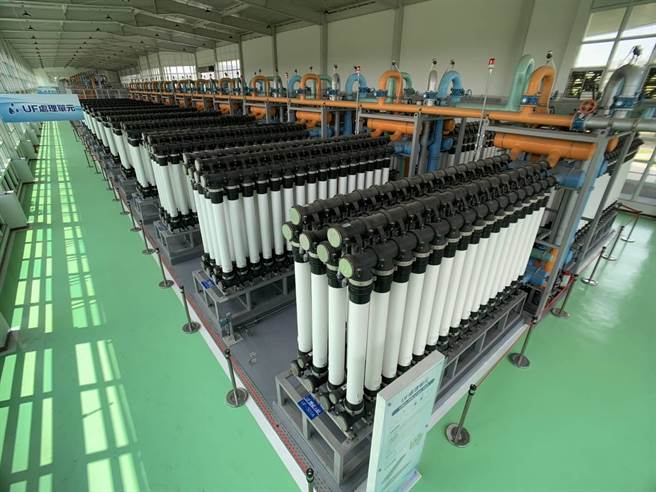 高雄市政府水利局积极筹建再生水厂，确保产业用水无虞，图为再生水系统。（水利局提供／林瑞益高雄传真）