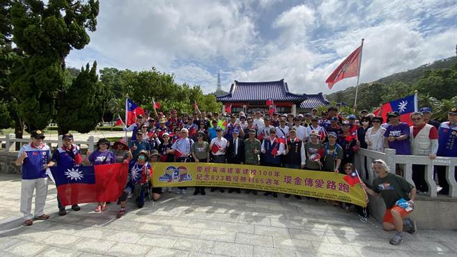 一群爱好跑步的退役军人及爱国敬国的爱跑者在团长徐正冠的号召下，环岛路跑征服大、小金门。（于家麒摄）