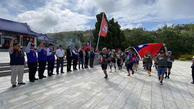 一群爱好跑步的退役军人及爱国敬国的爱跑者在团长徐正冠的号召下，环岛路跑征服大、小金门。（于家麒摄）