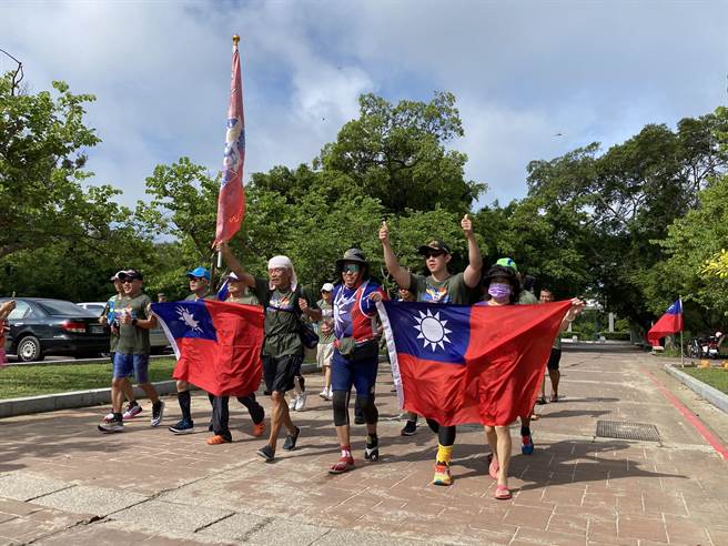 一群爱好跑步的退役军人及爱国敬国的爱跑者在团长徐正冠的号召下，环岛路跑征服大、小金门。（于家麒摄）