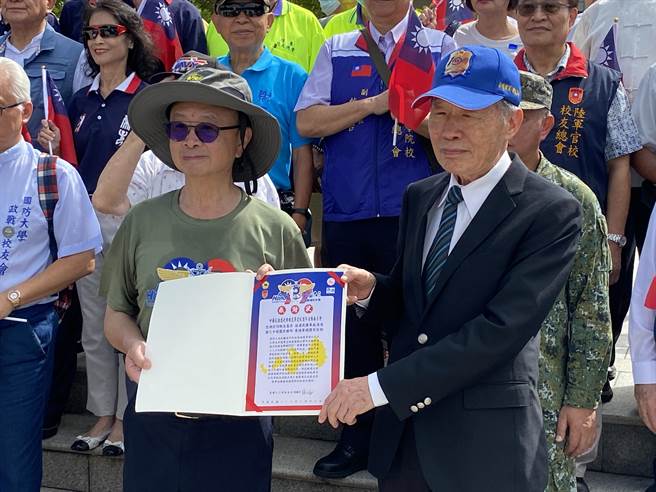 一群爱好跑步的退役军人及爱国敬国的爱跑者在团长徐正冠的号召下，环岛路跑征服大、小金门。（于家麒摄）