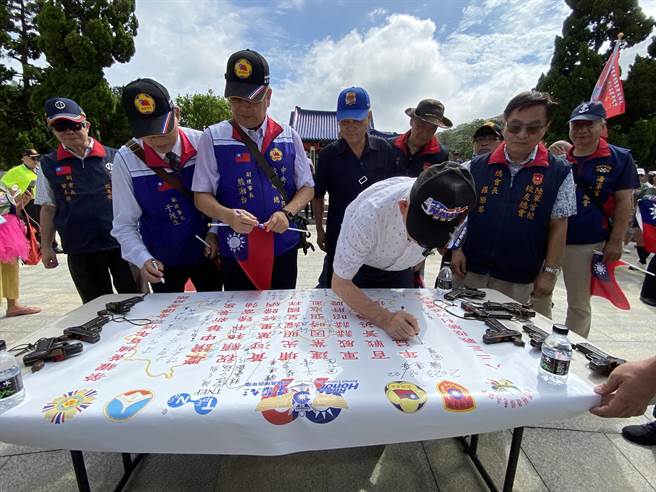 一群爱好跑步的退役军人及爱国敬国的爱跑者在团长徐正冠的号召下，环岛路跑征服大、小金门。（于家麒摄）