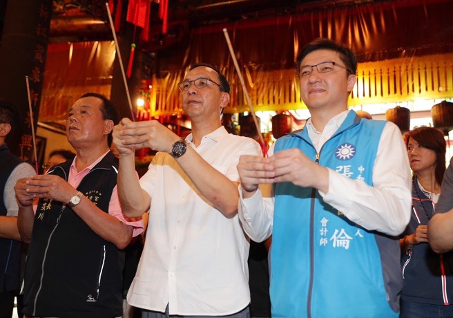 國民黨主席朱立倫（中）22日陪同黨籍立委參選人張智倫（右）到廣濟宮上香祈福，祈求國泰民安、風調雨順、下架民進黨成功。（季志翔攝）
