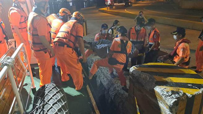 澎湖县海巡从七美载运后送的外籍渔工抵马公队部码头。（海巡提供／许逸民澎湖传真）