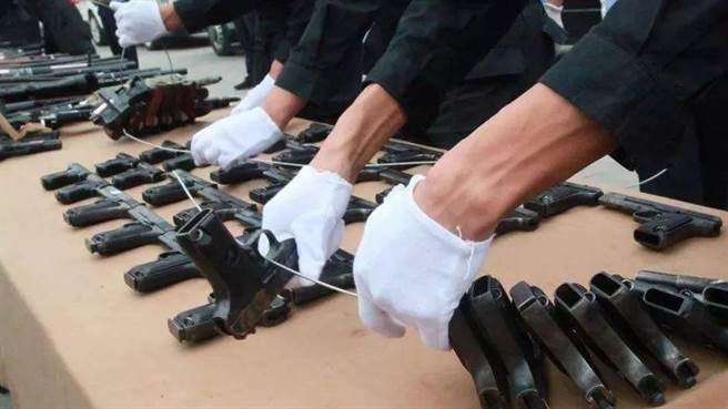 大陆今年收缴枪支4.3万支，枪爆案件下降16％。（翻摄自大陆央视）