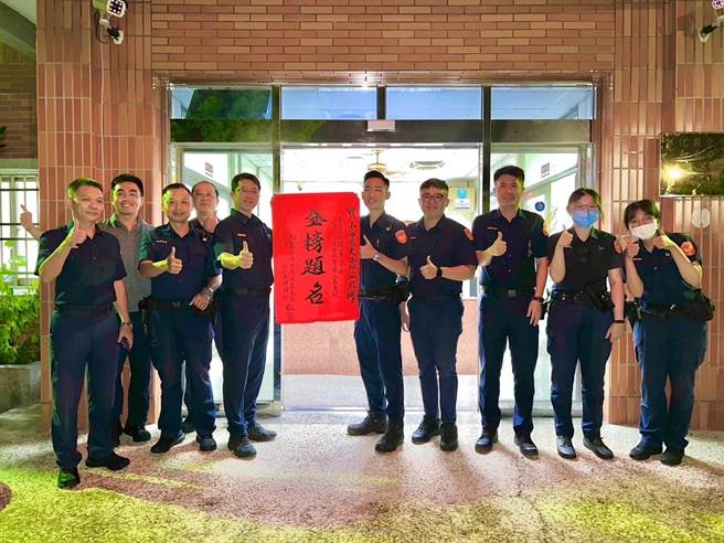 大霞派出所警员胡恺峯（右5）考取警察三等特考，同事与长官都感到与有荣焉。（警方提供／孙英哲彰化传真）