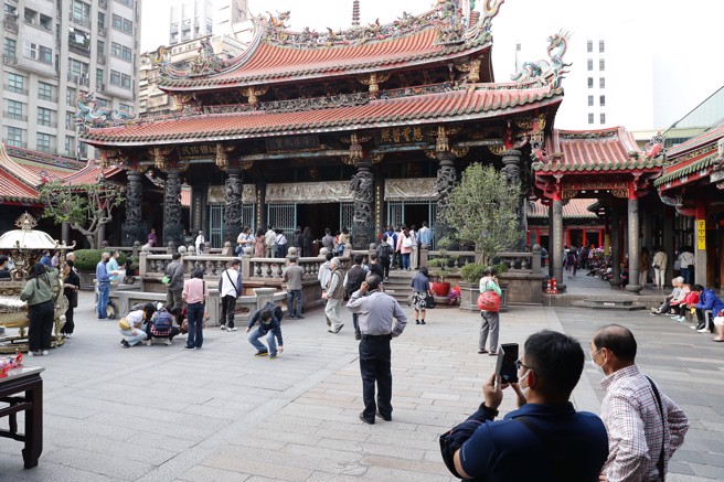 今年七夕还是一个人？想脱单必拜！快来向全臺10大月老求红线。艋舺龙山寺。(图/本报系资料照)