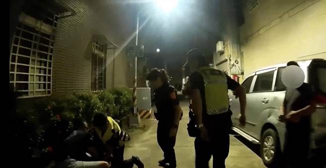 高雄人妻出轨，丈夫偕友找小王并将他打得鼻青脸肿。（翻摄照片／崔正纲高雄传真）