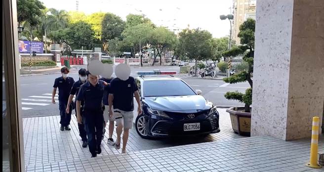 人妻老公、小王等4人衝突遭警逮捕，全案依伤害、妨害秩序罪嫌送办。（翻摄照片／崔正纲高雄传真）