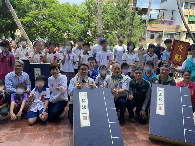 台南市长黄伟哲（左四）主持「祭魁星」祭典前与学生们合影。（曹婷婷摄）