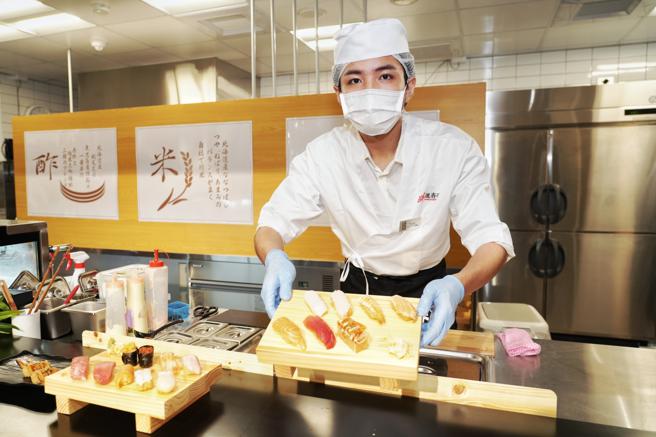 DON DON DONKI CITYLINK南港店「鲜选寿司」有师傅现场制作各式寿司。（石智中摄）