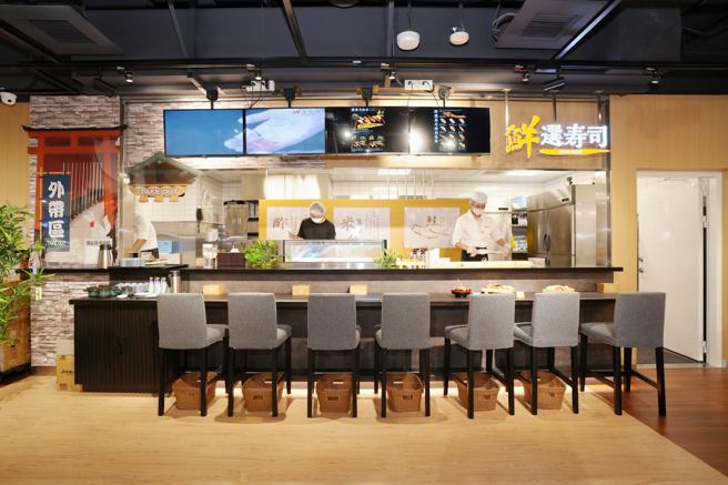 DON DON DONKI CITYLINK南港店卖点之一的「鲜选寿司」只有7人座吧台，与消费者预期的规模小很多。（石智中摄）