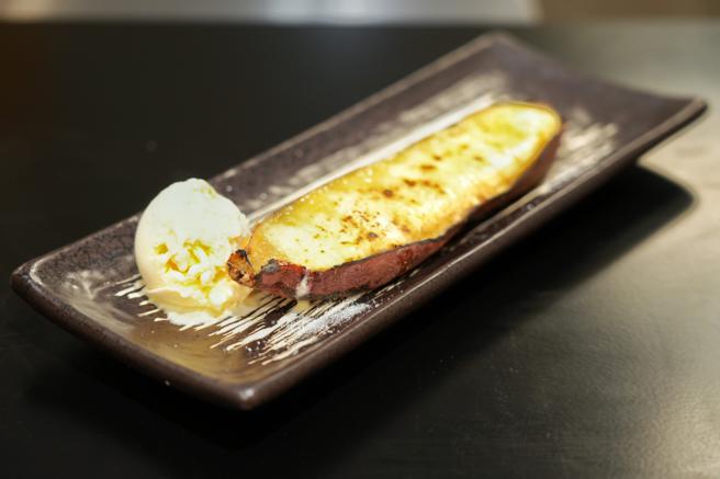 DON DON DONKI CITYLINK南港店「鲜选寿司」招牌甜点鹿儿岛地瓜烤布蕾，100元。地瓜上撒上卡士达酱与砂糖炙烧，一旁为香草冰淇淋。（石智中摄）