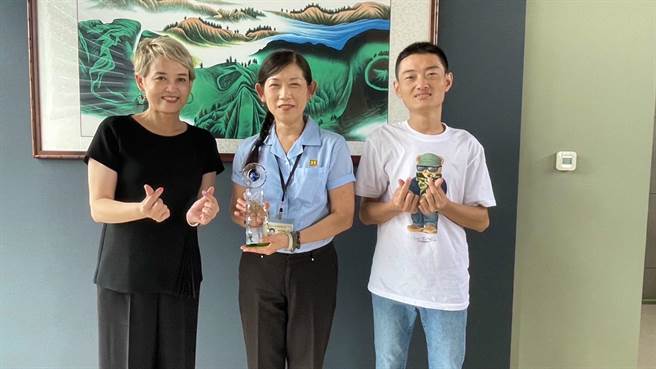 玉磊8月初以侨生的身份再次地回到台湾就学，日前周艾齐也利用机会带着玉磊到桃园平镇的常裕富士公司当面向该公司总经理陈慧真致谢。（中国附医提供／冯惠宜台中传真）