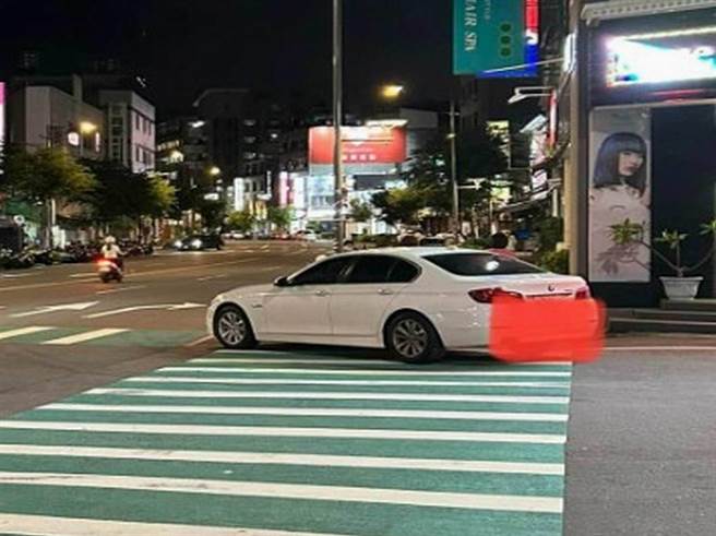 1辆BMW 5系列轿车昨晚违停在彰化市旭光路与南校街路口转弯处。（民眾提供／孙英哲彰化传真）