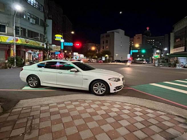 1辆BMW 5系列轿车昨晚违停在彰化市旭光路与南校街路口转弯处。（民眾提供／孙英哲彰化传真）