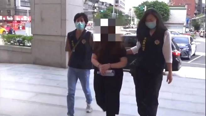 警方将曹姓女子拘提到案。（警方提供）