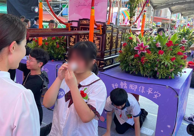 竹莲寺遵循古礼每年举办七夕成年礼，透过「輭轿脚」和「脱絭」仪式，祝福16岁青少年「转大人」。（王惠慧摄）