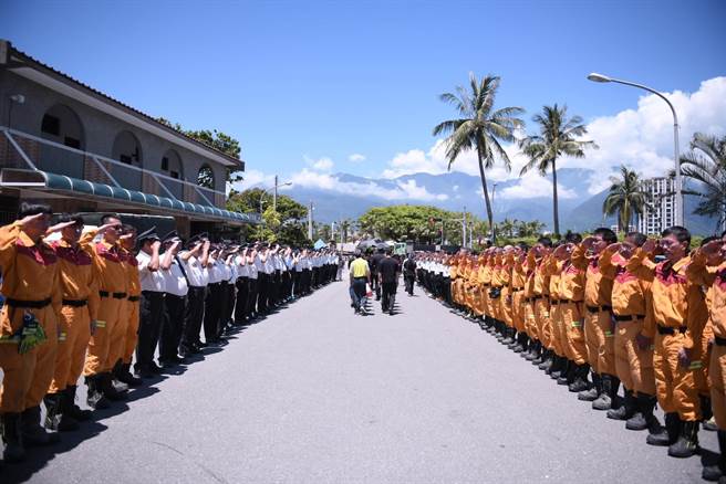 花莲县消防局特种搜救大队小队长蔡玺钧月初赴瑞士受训却猝死异乡，遗体在当地完成火化19日运抵回台，家属今在花莲市殡仪馆举办公祭，消防局弟兄在会场外列队敬礼，送他最后一程。（胡俊彦提供／罗亦晽花莲传真）