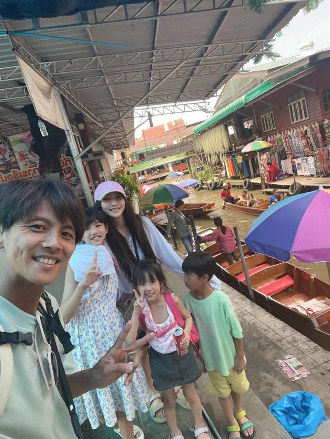 阿翔全家造访泰国水上市场。（时代创艺提供）