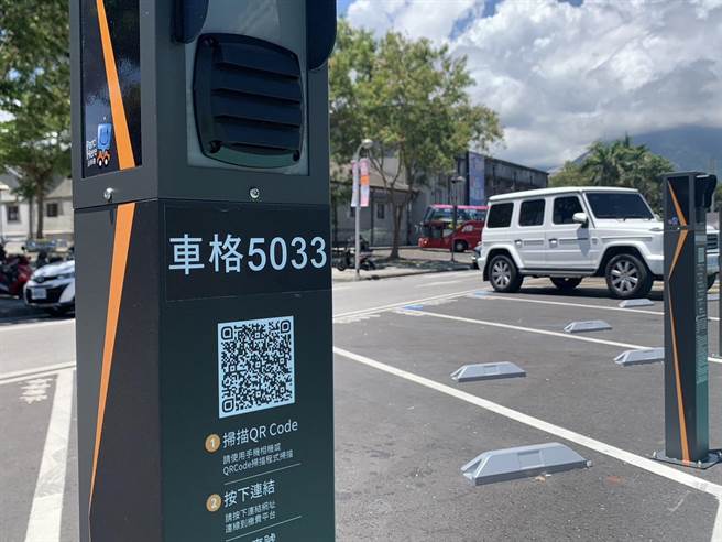 自由街上停车格设置智慧停车柱，手机扫描停车柱上QR CODE，可用多元支付缴费。（王志伟摄）