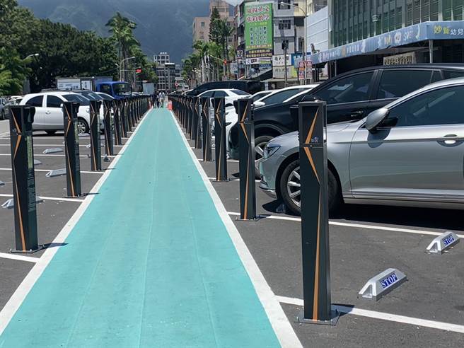 县府在自由街上设智慧停车柱导入停车收费服务智慧化，有109个收费停车格，停车场格中间增绿色防滑行人通道，改善行人穿梭车阵中危险。（王志伟摄）