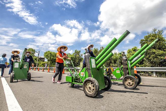 中台湾8县市首长24日参加义民祭启动仪式，将随着古炮阵等阵头队伍，进行「担担相传代代传」创意挑担活动。（罗浚滨摄）