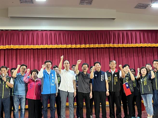 国民党主席朱立伦今天主持中和区党员座谈会，高喊「侯友宜冻蒜」、「下架民进党」等口号（蔡宗颖摄）