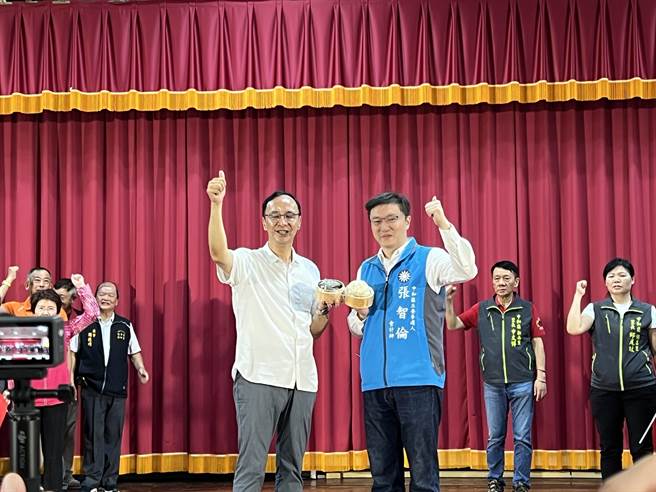 朱立伦为国民党立委参选人张智伦送上包子、粽子，预祝他「包中」高票当选（蔡宗颖摄）