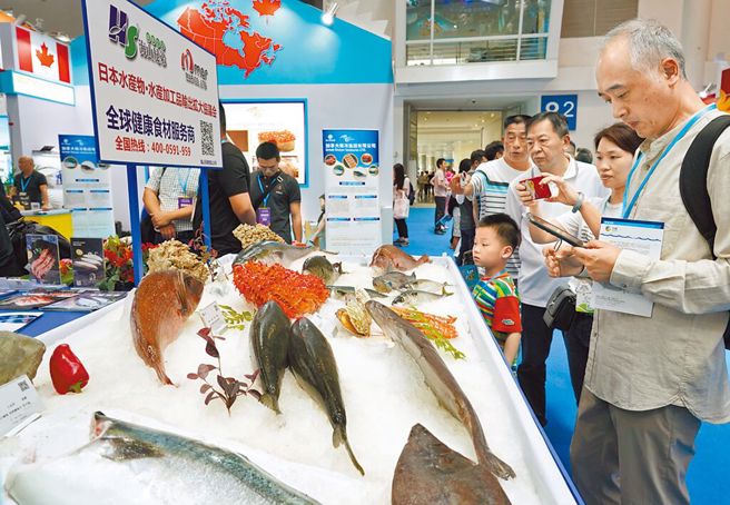大陸已表態對日本輸華食品實施最嚴格的進口監管。圖為2019年福州國際漁業博覽會中一家日本水產品公司的展位。（新華社）