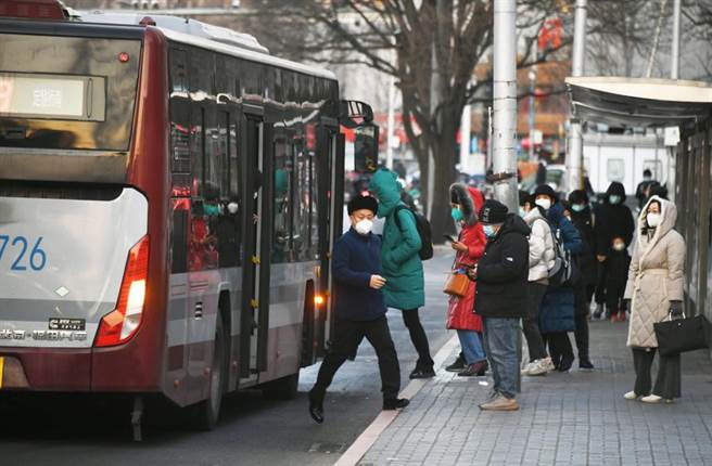 大陆甘肃省会兰州市近日宣布，兰州新区区域公车及城乡公车票价将涨价人民币1元以上，同时也将召开城市公车票价调整听证会。（示意图／新华社资料照片）