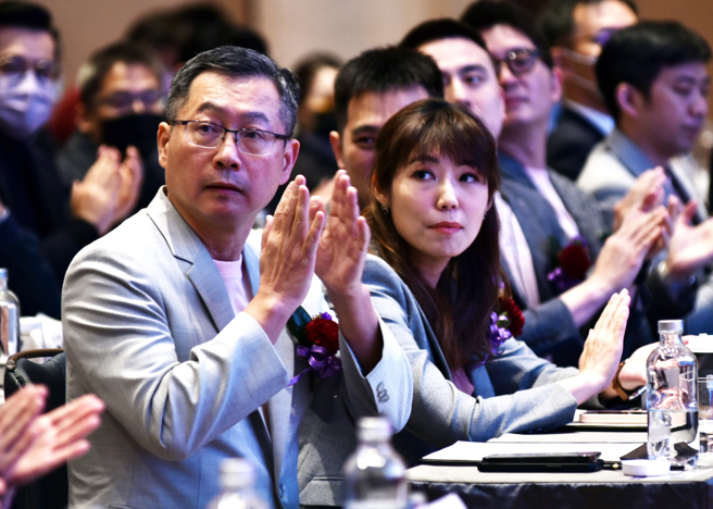 赖劲麟（左）21日请辞云豹能源集团19间公司董座。（资料照，顏谦隆摄）