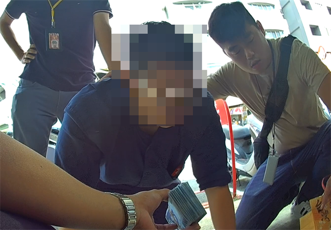 警方与医生联手，以诱骗的方式逮获香港籍诈骗集团车手。(民眾提供)