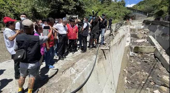 柯文哲到南投县仁爱乡勘灾，认为中央应指派一名可协助灾区跨单位协调的政委协助灾区灾后重建。曾雪蒨摄