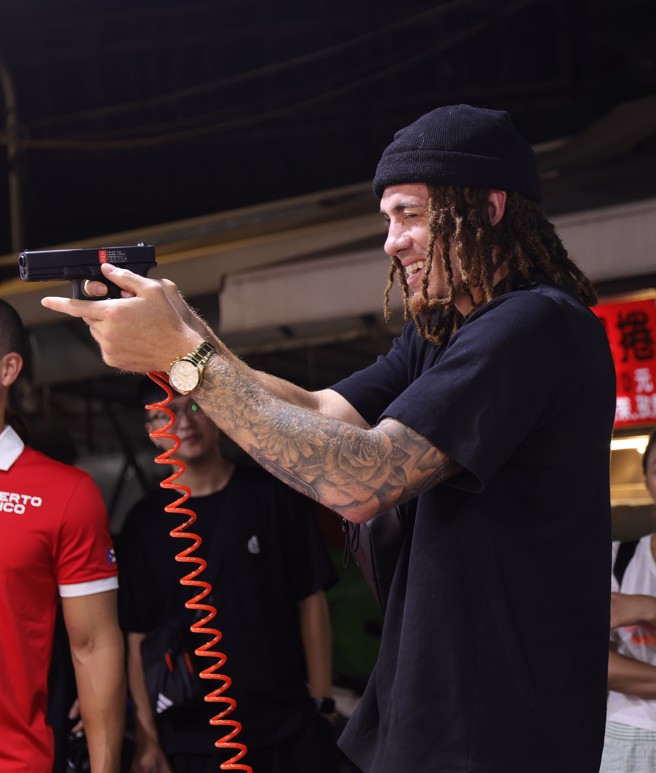 結束世界盃熱身賽，波多黎各球員大啖夜市美食體驗夜市生活。(悍創運動行銷提供／黃邱倫台北傳真)