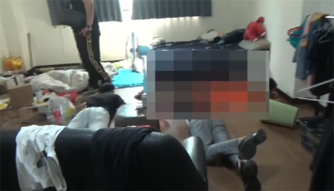 警方于台南堂口攻坚压制人犯。（翻摄照片／洪靖宜高雄传真）