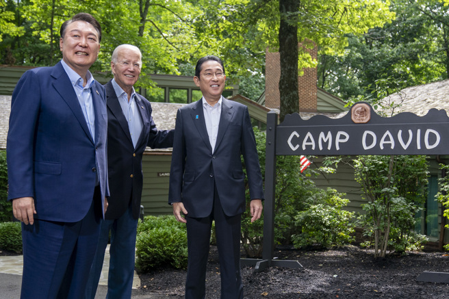 大卫营（Camp David）这场峰会是美日韩三国领袖首度单独、而非利用国际会议场合进行的联合峰会，同意深化军事与经济合作，共同因应中国日益增长的实力和北韩核威胁。(图/ 美联社)