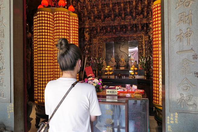 云林县北港武德宫财神庙除求财，还有三仙姑可求姻缘。（张朝欣摄）