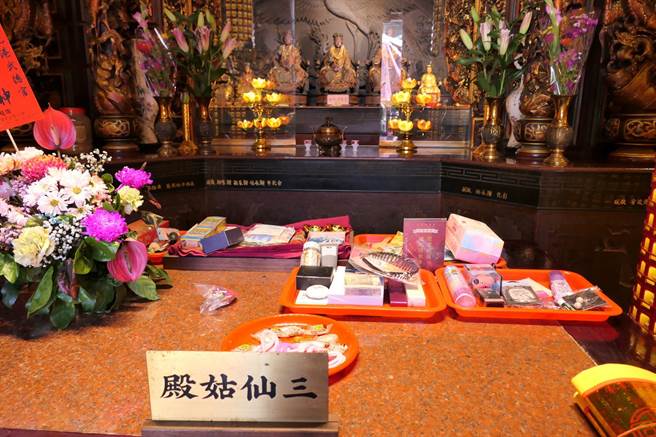 云林县北港武德宫三仙姑求姻缘灵验，供桌上摆满各种化妆品作为供品。（张朝欣摄）