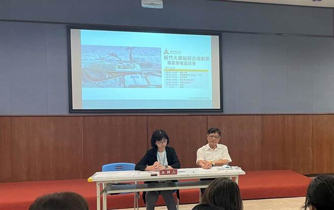 市府秘书长张治祥（左）、都发处长翁义芳（右）出席新竹大车站综合规划案专家学者座谈会。（新竹市政府提供／王惠慧新竹传真）