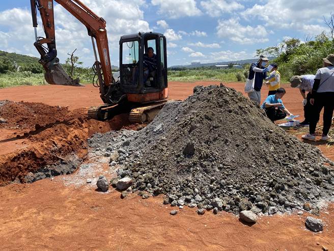 立委陈椒华22日率中央、地方相关单位，赴桃园杨梅一处农地会勘，由地主办理开挖，环保单位採样将疑似废弃物送验。（蔡明亘摄）