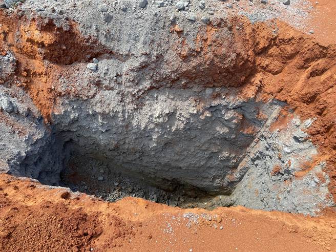 科慕公司观音厂关厂，立委陈椒华接获陈情，桃园杨梅一处农地疑似遭倾倒炉渣废弃物，要求相关单位重视，22日地主开挖，发现有深约3公尺的灰色疑似废弃物。（蔡明亘摄）