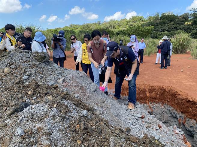 科慕公司观音厂关厂，立委陈椒华接获陈情，桃园杨梅一处农地疑似遭倾倒炉渣废弃物，要求相关单位重视。（蔡明亘摄）