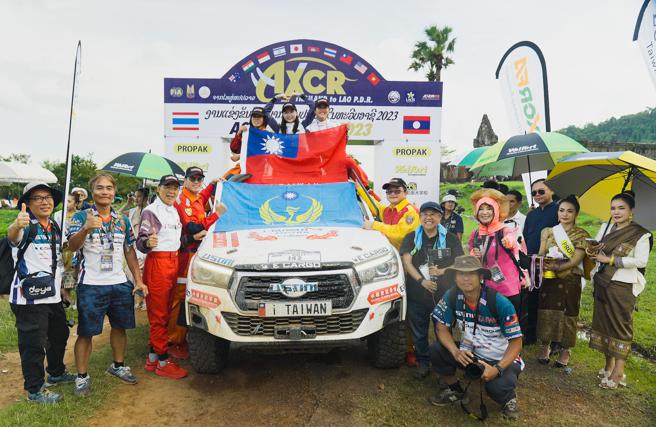 USTINI i TAIWAN车队获得2023亚洲越野拉力赛女子组冠军，参与的团队秀出我国国旗。（中华安驾学会提供／陈大任台北传真）
